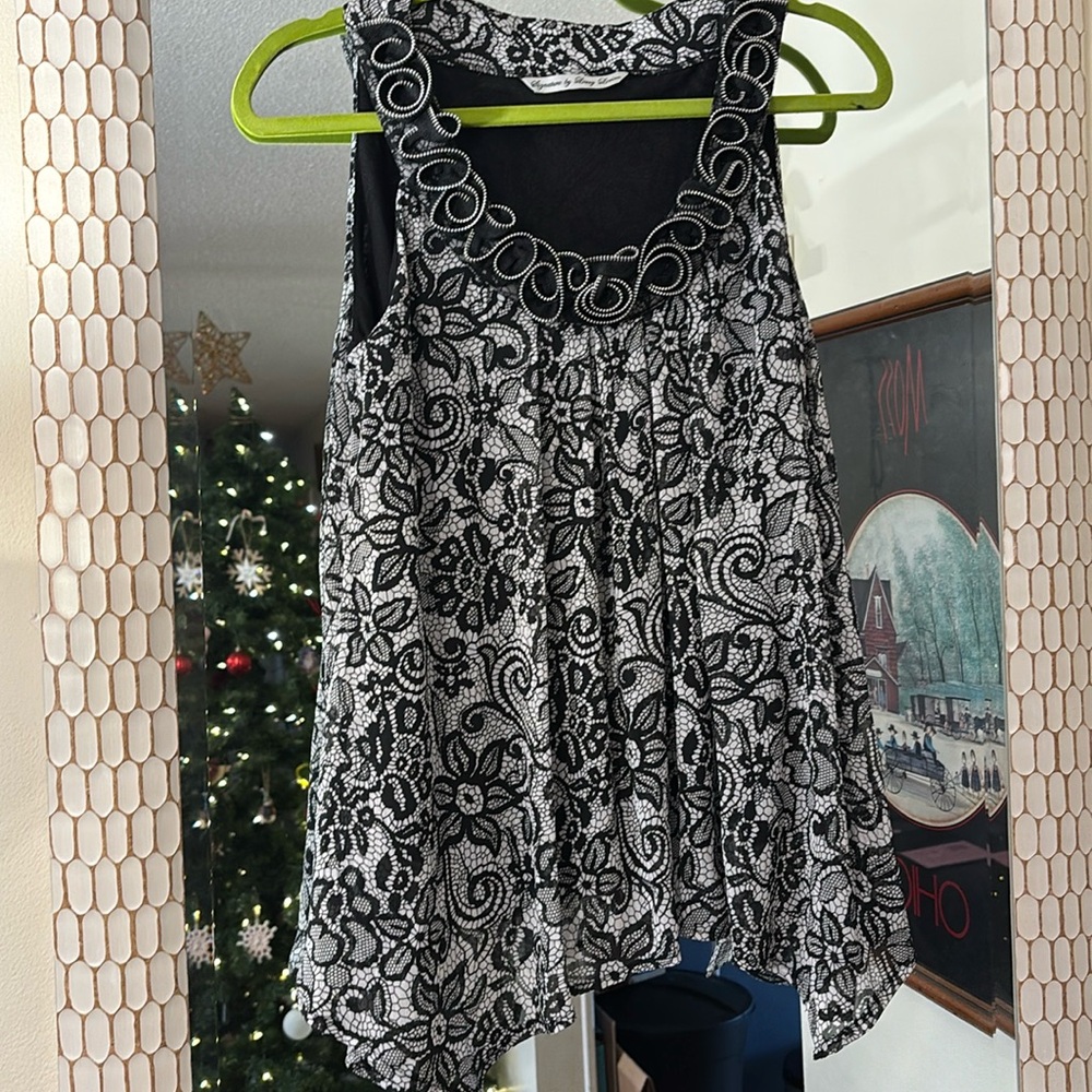 Signature by Larry Levine sleeveless handkerchief
Top size small - Picture 1 of 3